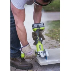 Akkukulmahiomakone Ryobi ONE+ R18AG-140S 18V 4,0 Ah akulla