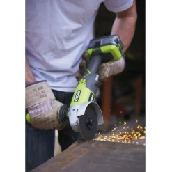 Akkukulmahiomakone Ryobi ONE+ R18AG-140S 18V 4,0 Ah akulla