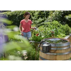 Akkusadevesipainepumppu Gardena 2400 Comfort Auto 18V P4A akulla