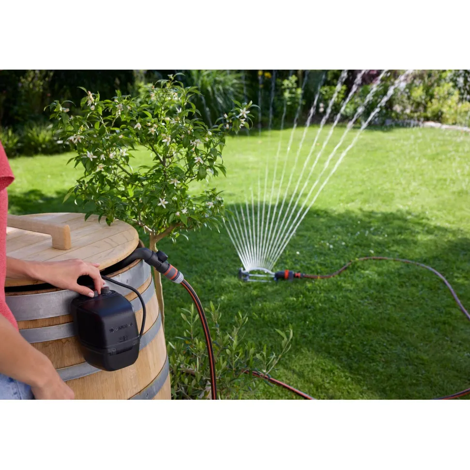 Akkusadevesipainepumppu Gardena 2600 Comfort 18V P4A akulla