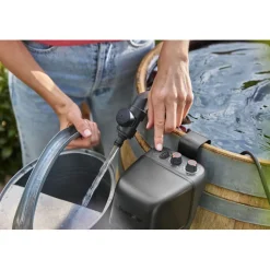 Akkusadevesipainepumppu Gardena 2600 Comfort 18V P4A akulla