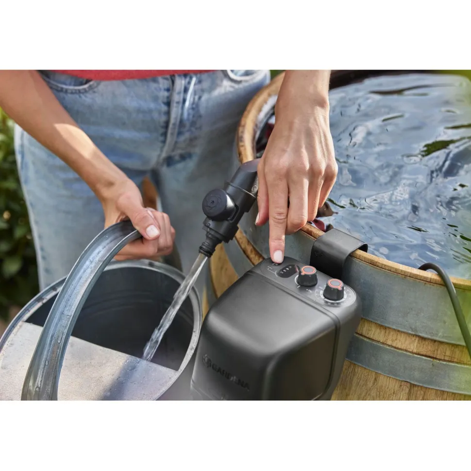Akkusadevesipainepumppu Gardena 2600 Comfort 18V P4A akulla