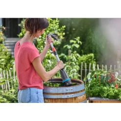 Akkusadevesipainepumppu Gardena 2600 Comfort 18V P4A akulla