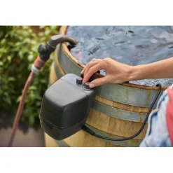 Akkusadevesipainepumppu Gardena 2600 Comfort 18V P4A akulla
