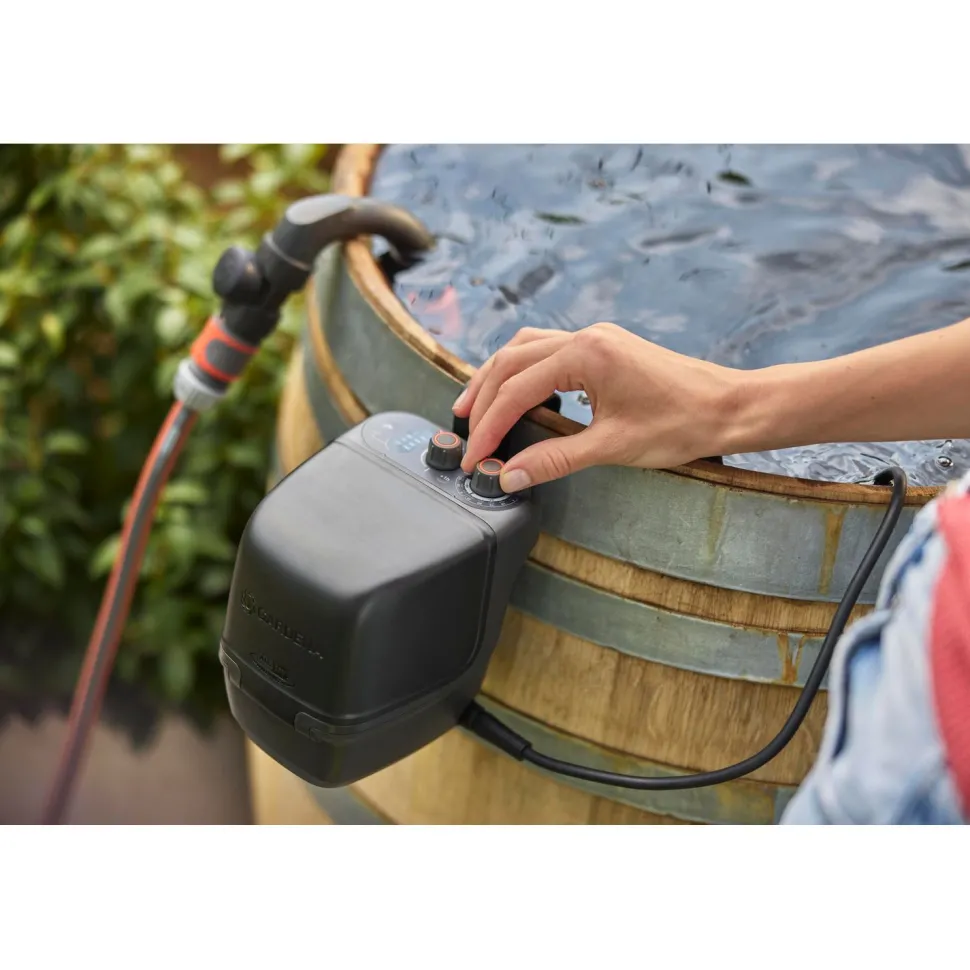 Akkusadevesipainepumppu Gardena 2600 Comfort 18V P4A akulla