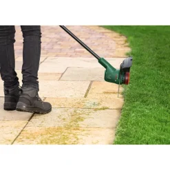 Akkutrimmeri Bosch EasyGrassCut 18V-230 Durablade 18V 2,0 Ah akulla