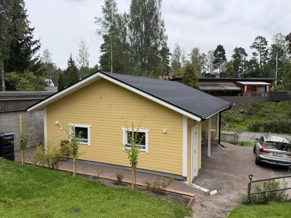 Autokatoksen runkopaketti Timburg, kahden auton seinällinen katos ja varasto, sivusta ajettava, kerrosala 17 m²