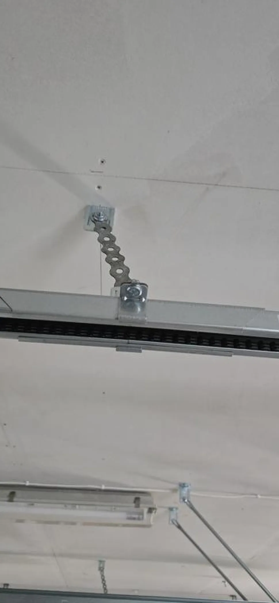 Autotallin nosto-ovipaketti Isomatic Nordic 2500x2125mm vaakauritettu + avaaja Liftronic 500 valkoinen