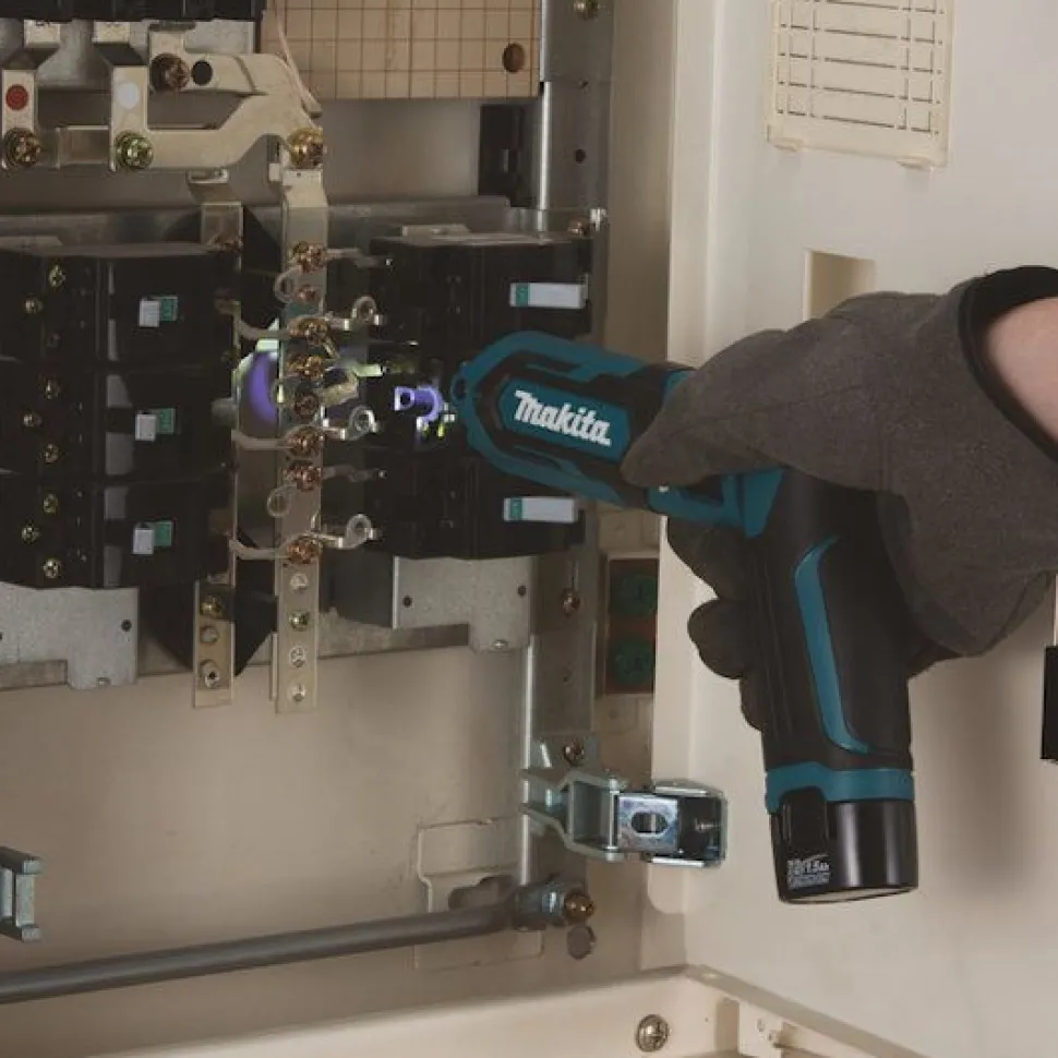 Iskevä sauvaruuvinväännin Makita TD022DSJ 7,2V 2x1,5 Ah akuilla + laukku
