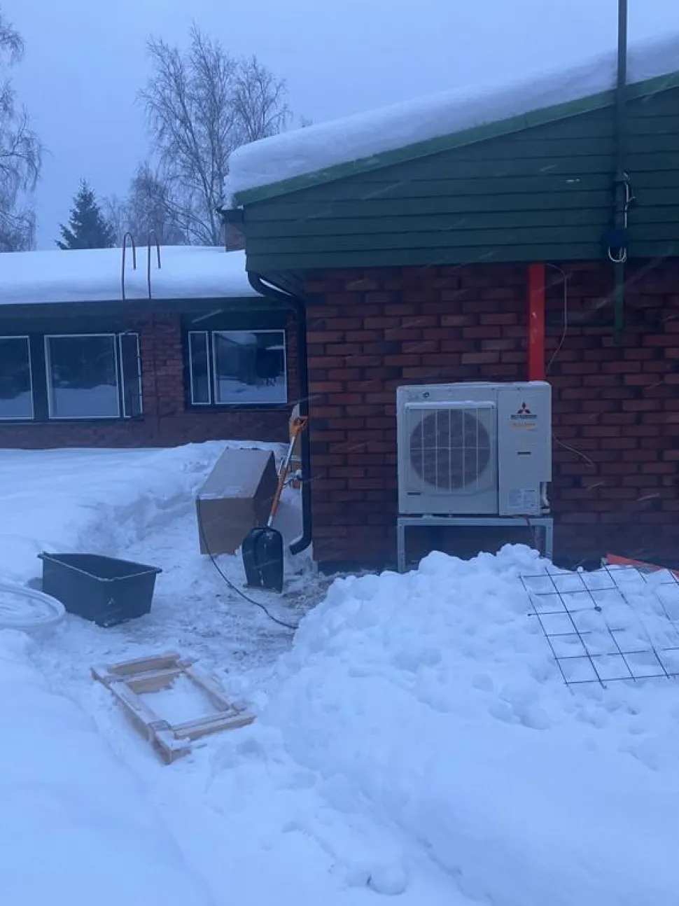 Katos lämpöpumpulle Kosken Metalli, eri kokoja ja värejä