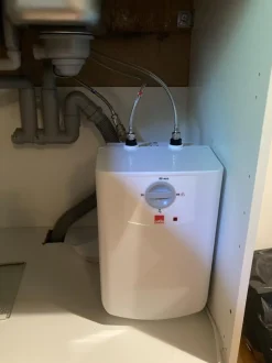Keittiöhana ja vedenlämmitin mökille Oras Safira 1023F