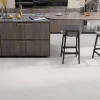 Kivikomposiittikalanruotovinyylilankku DomusFlooring Kuura valkeatammi, integroitu askeläänieriste