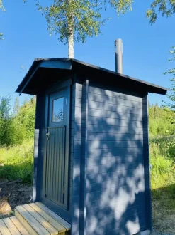 Kompostoiva puucee Ekolet Oiva kompostikäymälällä