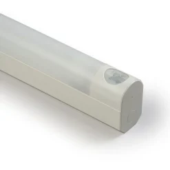 LED-tunnistinvalaisin Ensto Jono AVR66 IP44 733 mm 10W/830 PIR-tunnistimella ja pistorasialla