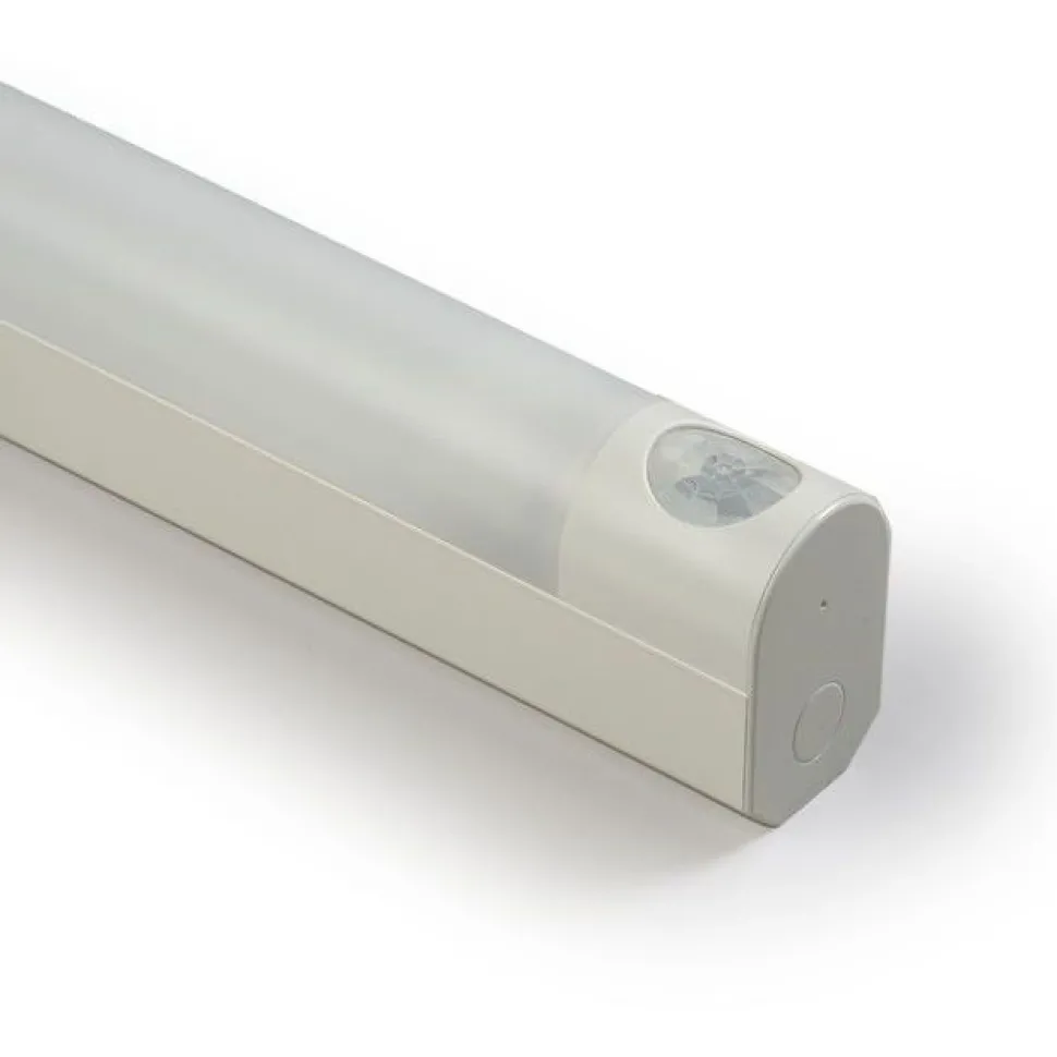 LED-tunnistinvalaisin Ensto Jono AVR66 IP44 733 mm 10W/830 PIR-tunnistimella ja pistorasialla