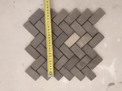 Marmorimosaiikki Qualitystone Herringbone Gray, 30 x 60 mm