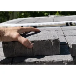 Pihakivi Rudus Kartanonupu 60 viisteetön 207x137x60 mm profiloitu antiikki musta