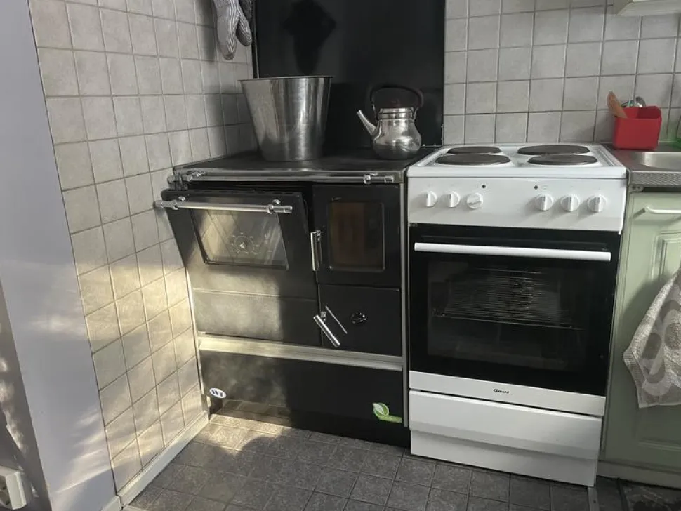 Puuliesi SVT Alfa 70 LUX lasiovella, 6,3 kW, 65 m2, hormilähtö oikealla