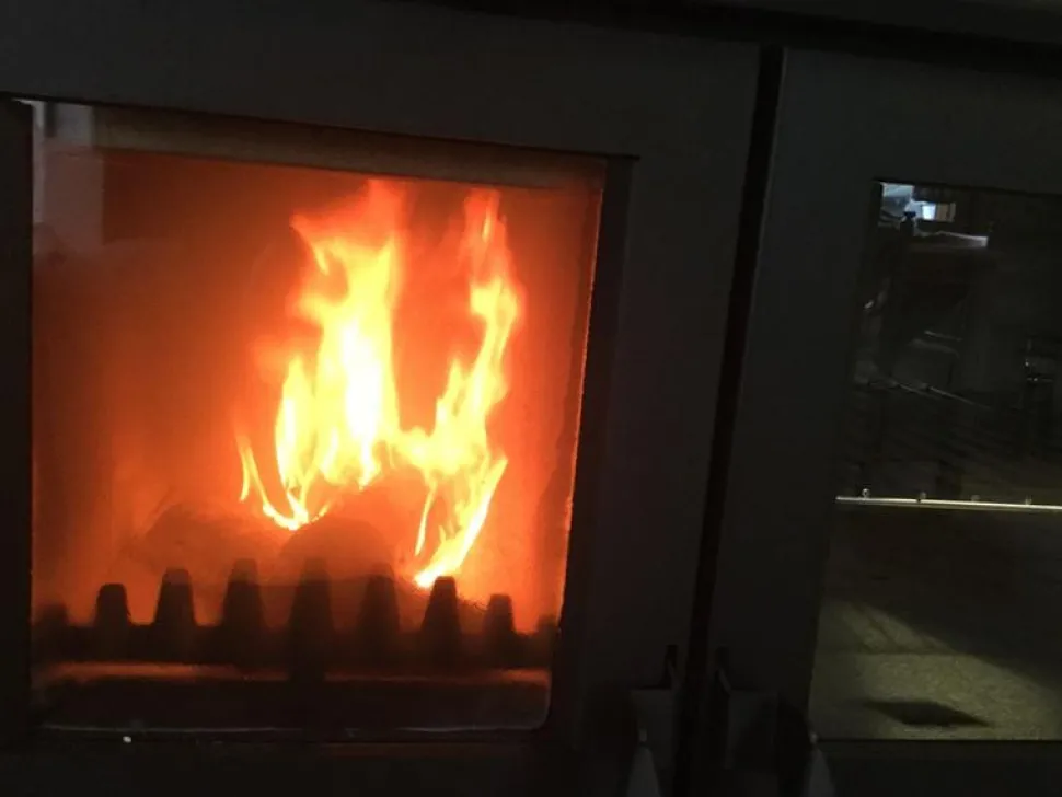 Puuliesi SVT North lasiovella 9kW, hormilähtö oikealla