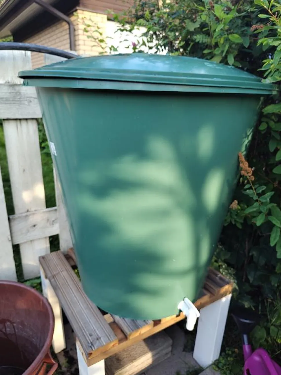 Sadevesitynnyri Garantia 210 L vihreä