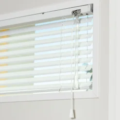 Sälekaihdin SOLAR oveen, säätötangolla, luonnonvalkoinen
