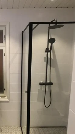 Suihkunurkka Bathlife Profil seinä 700 mm ovi 1000 mm musta kehys