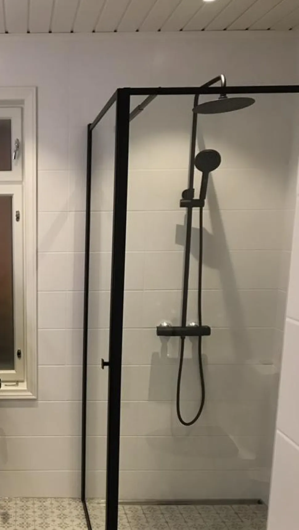 Suihkunurkka Bathlife Profil seinä 700 mm ovi 1000 mm musta kehys