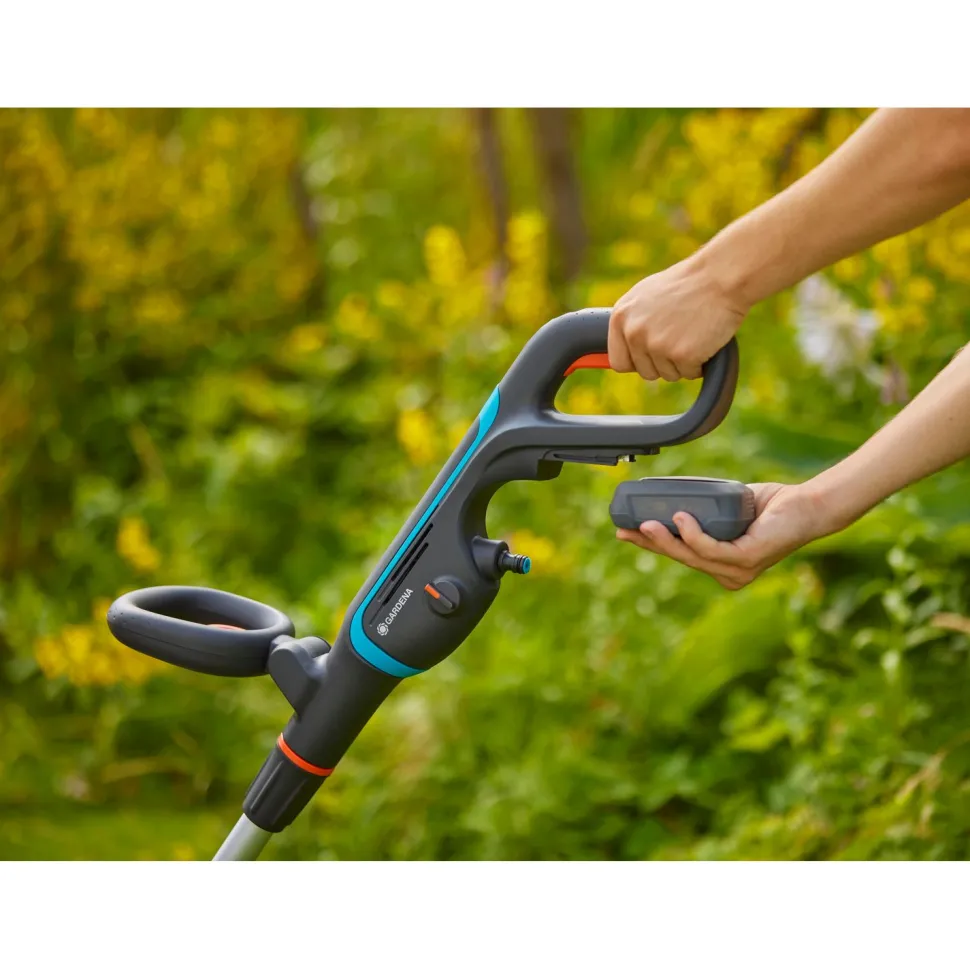 Terassipesuri Gardena AquaBrush Patio P4A 18V 2,5 Ah akulla