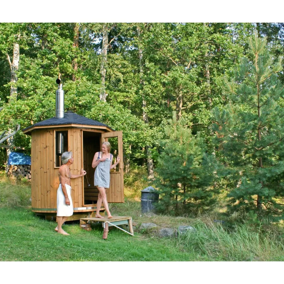 Tynnyrisauna SpaDealers pystymalli Ø180cm lämpöpuu sis. puukiukaan ja savupiipun
