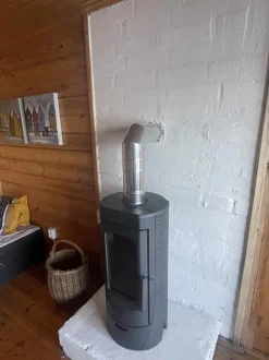 Valurautatakka Plamen Tara, 120m³, 6 kW, musta